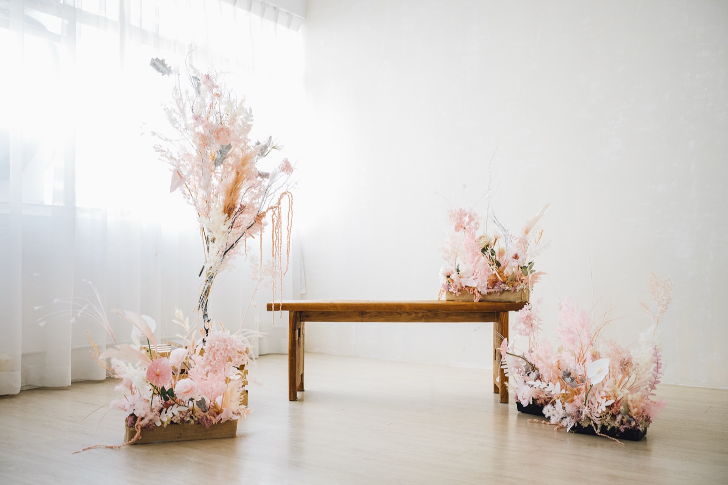 Bridal Shower 場地佈置:木桌與粉色花藝的全景