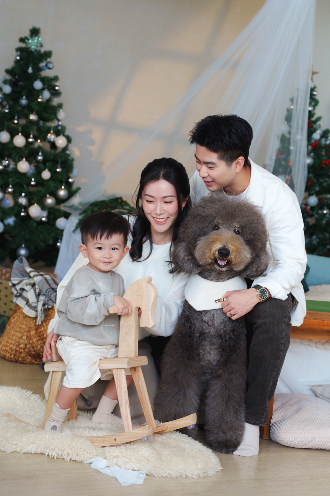 Chloe 與 Hansen 一家和小朋友及愛犬在聖誕樹前合照