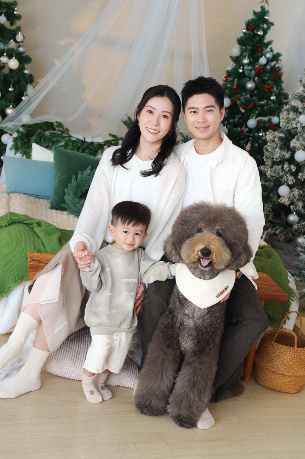 Chloe 與 Hansen 一家、小朋友及愛犬在聖誕樹前合照