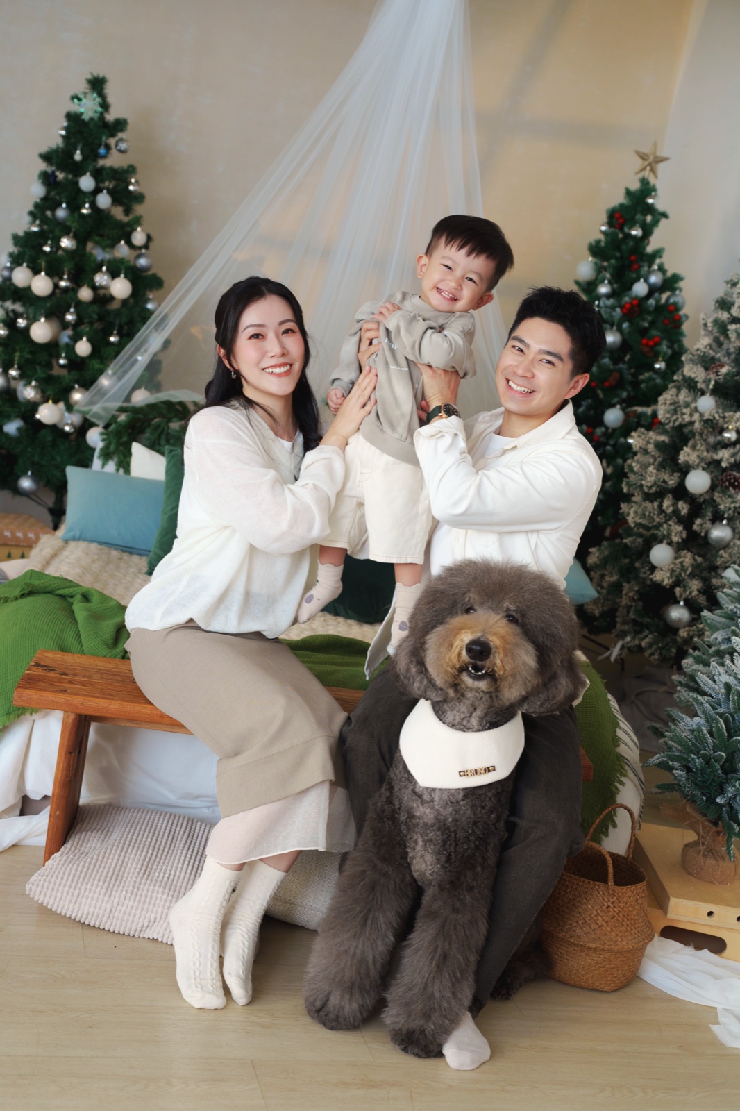Chloe 與 Hansen 抱起小朋友,與愛犬在聖誕樹前合照