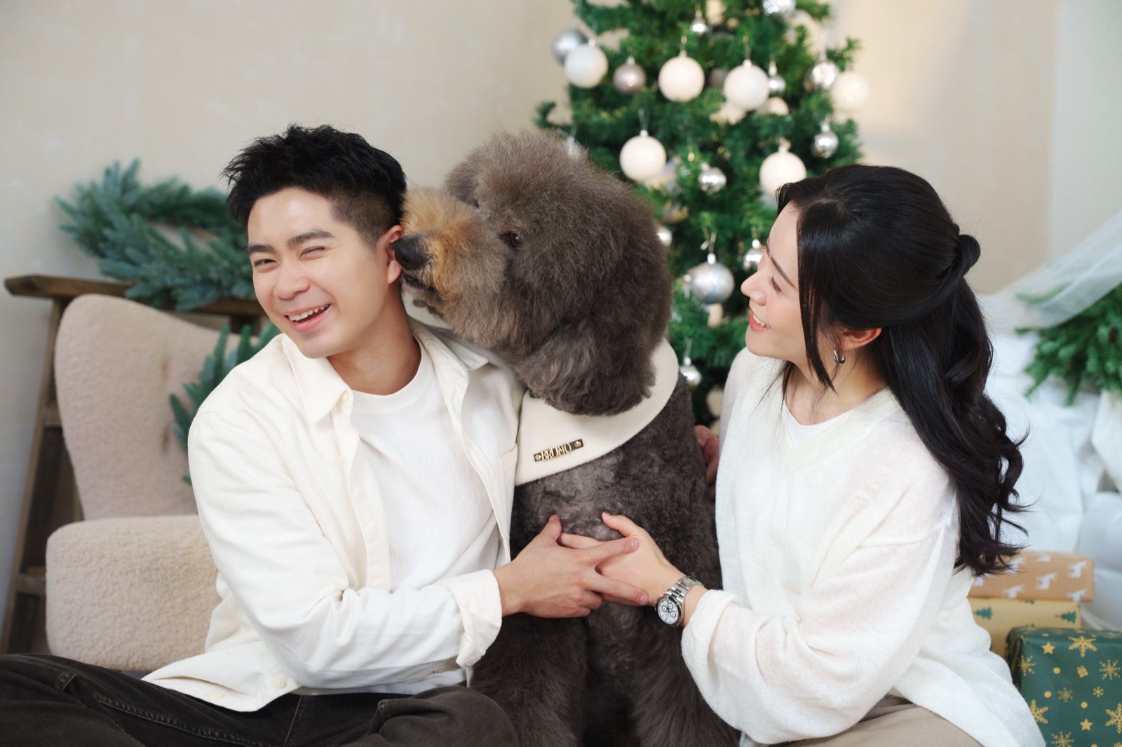 愛犬親近 Hansen 的臉頰,Chloe 在旁微笑