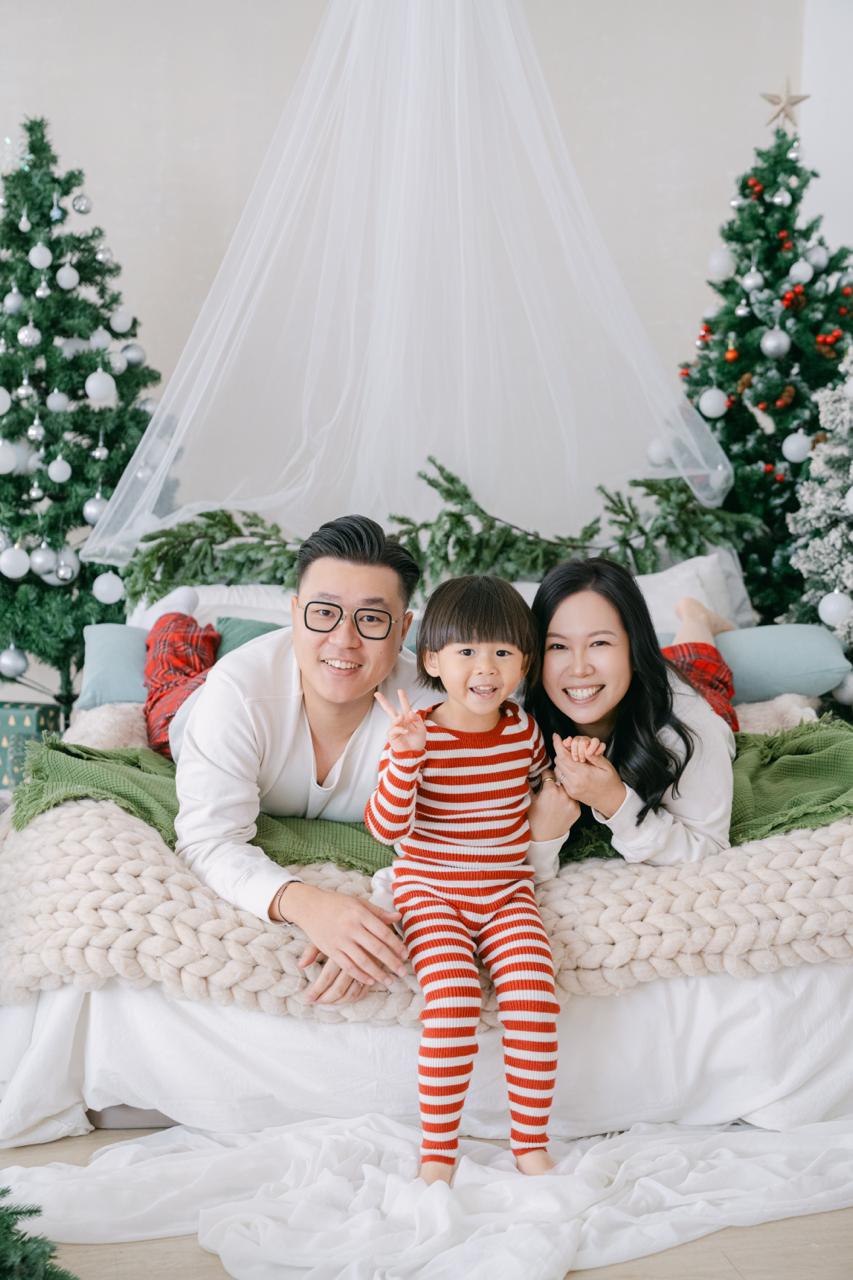 YatYat 一家在 Enchanted Christmas 聖誕場景拍攝家庭合照